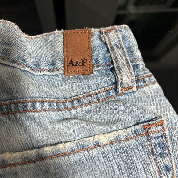Abercrombie & Fitch light wash distressed jeans - Picture 3 of 5